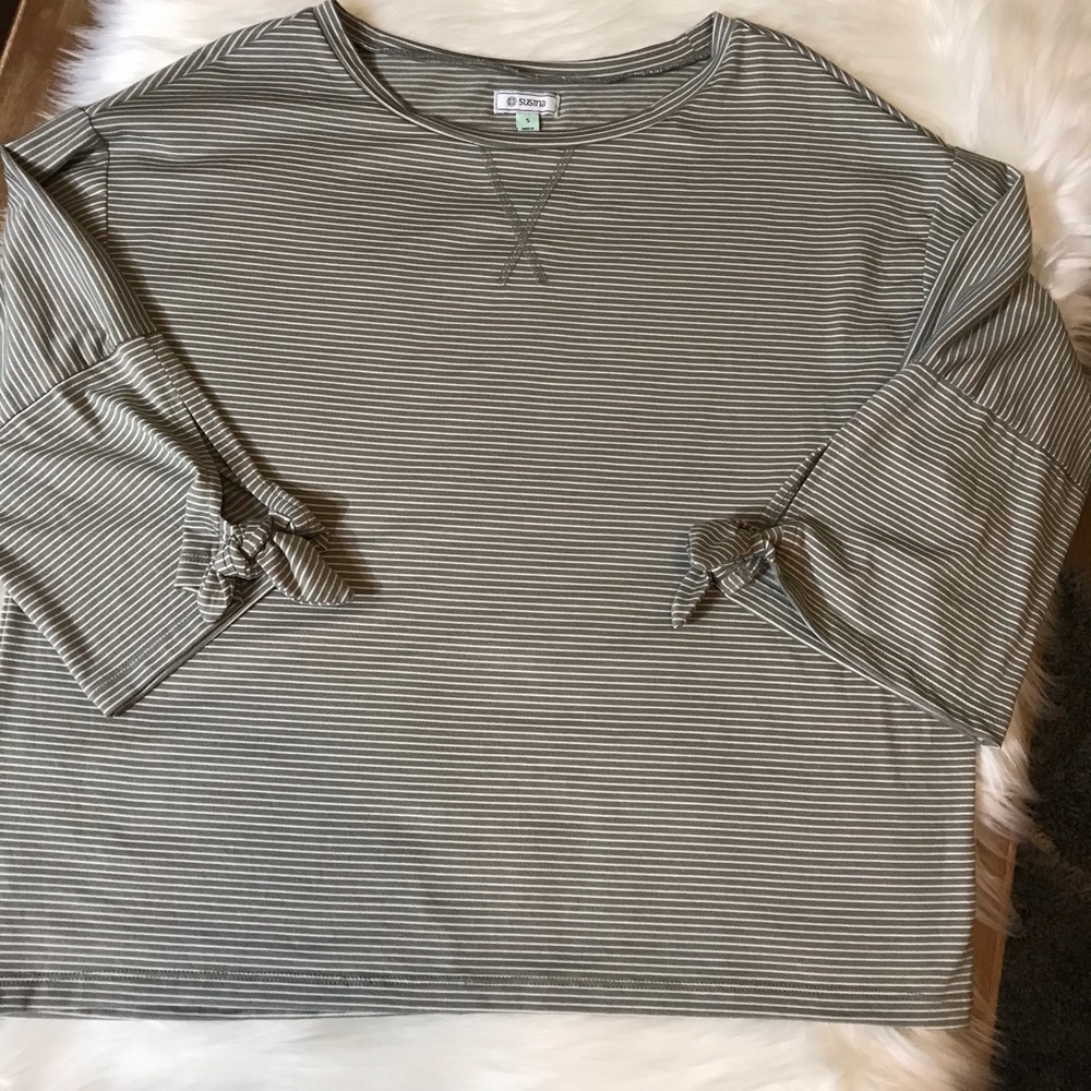 Susina Sage White Stripe 3/4 Knotted Sleeve Top